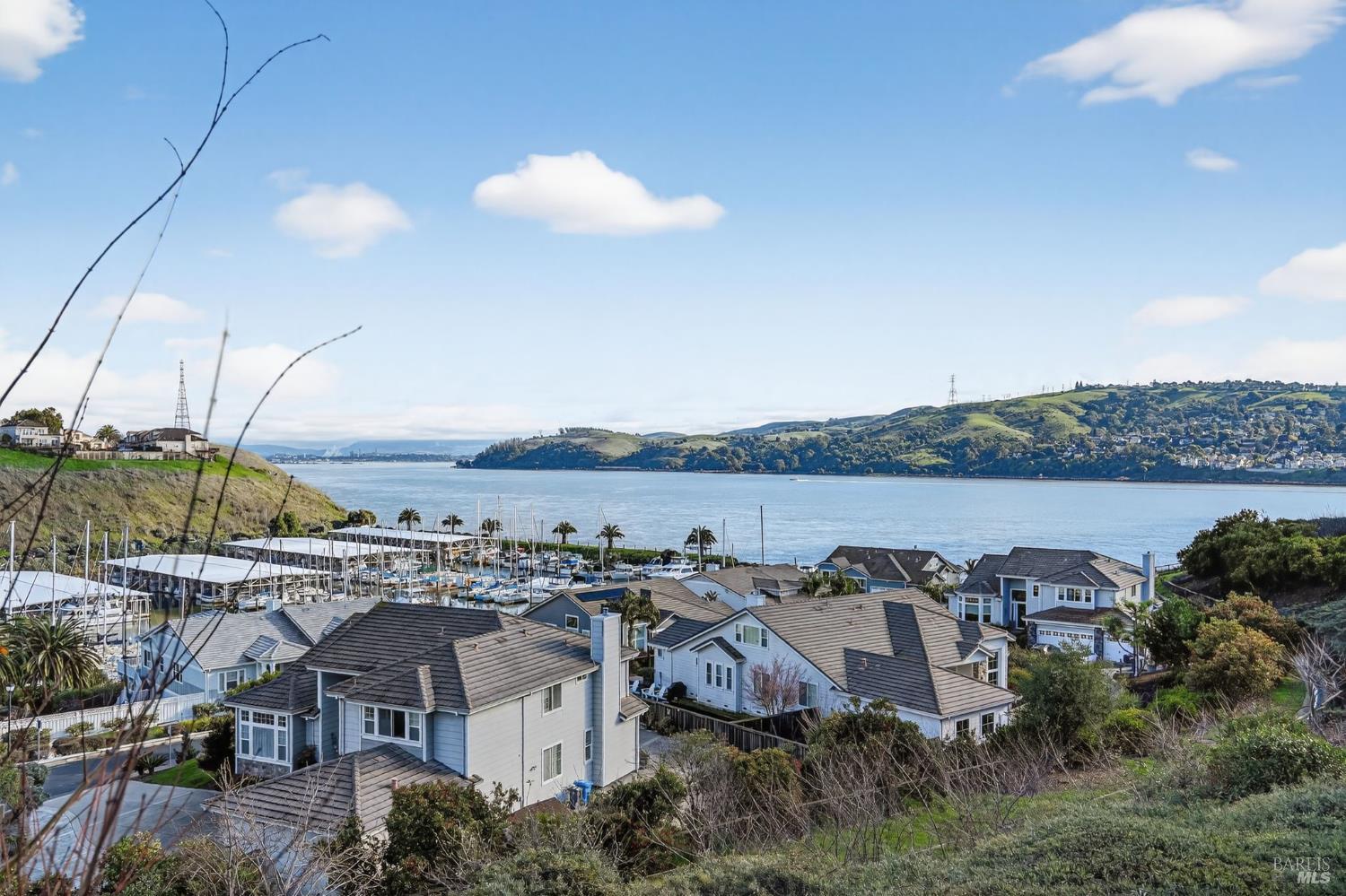 Detail Gallery Image 3 of 26 For 301 Stinson St, Vallejo,  CA 94591 - 2 Beds | 2 Baths