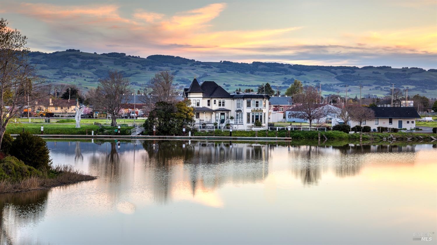 Detail Gallery Image 31 of 41 For 533 Albert Way, Petaluma,  CA 94954 - 4 Beds | 3 Baths