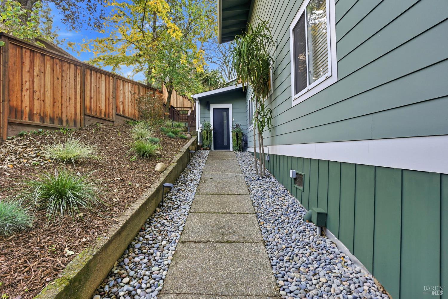 Detail Gallery Image 8 of 56 For 221 D St, San Rafael,  CA 94901 - 3 Beds | 2 Baths
