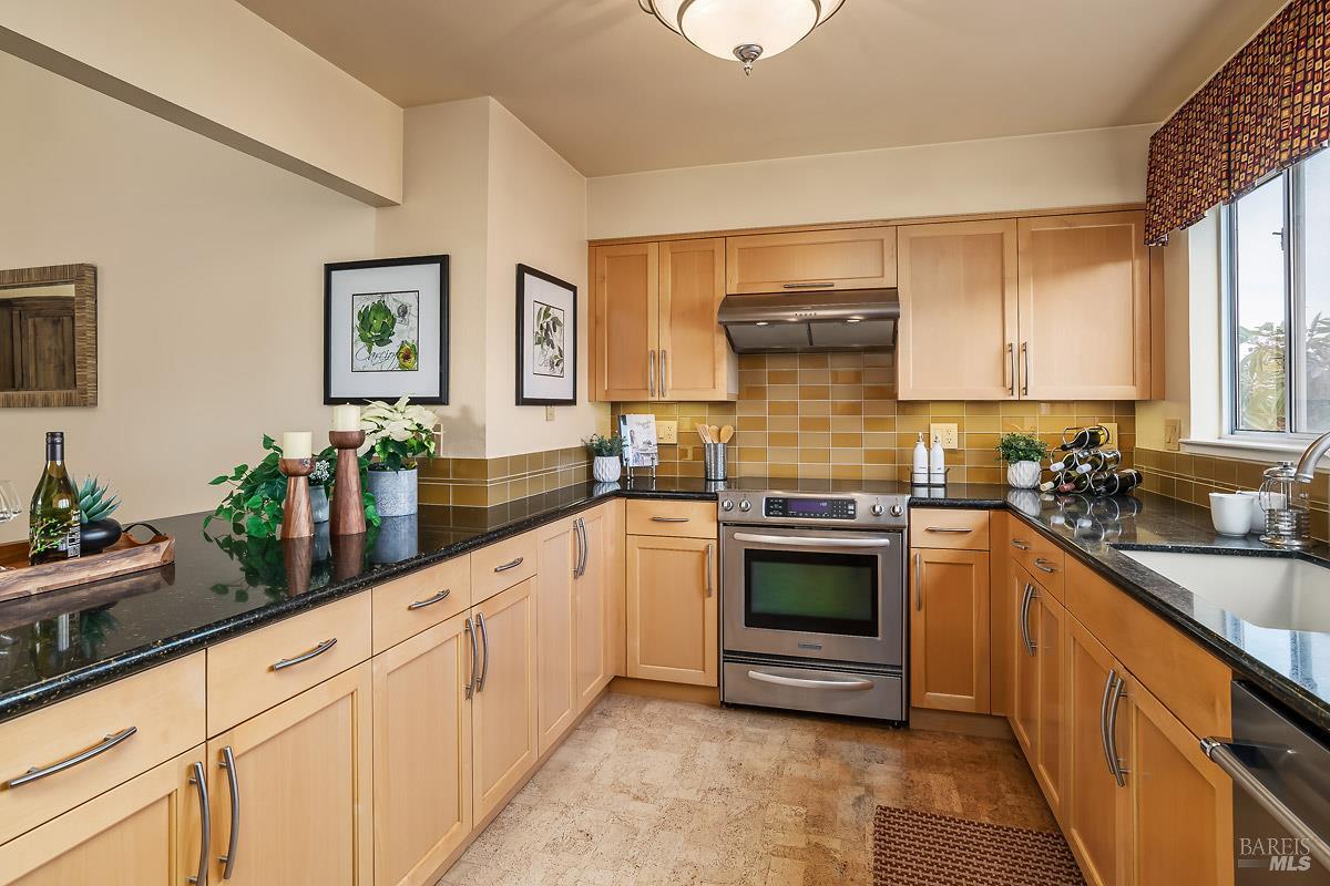 Detail Gallery Image 14 of 30 For 38 Creekside Ct, Corte Madera,  CA 94925 - 2 Beds | 2 Baths
