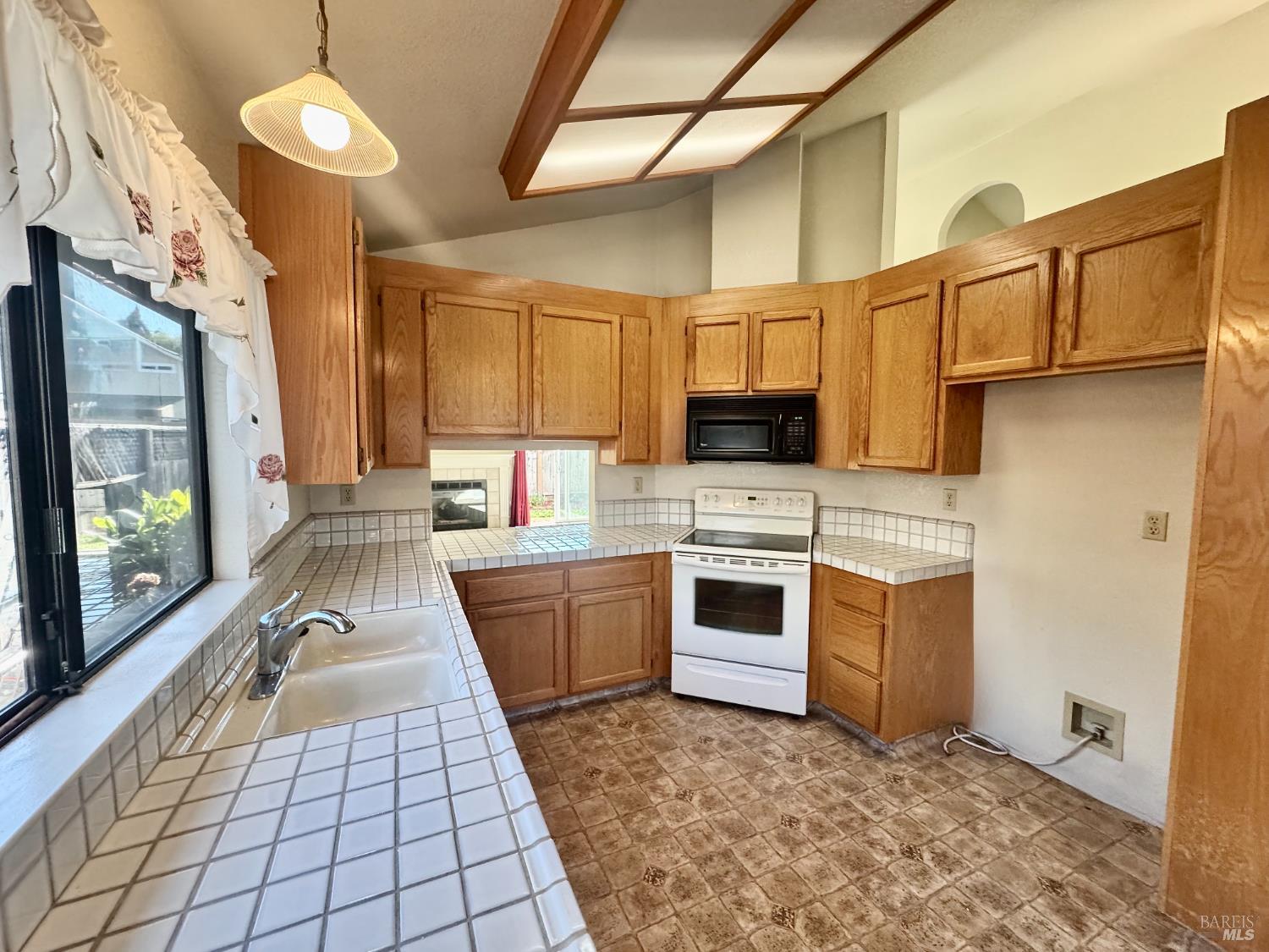 Detail Gallery Image 13 of 30 For 10845 Rio Ruso Dr, Windsor,  CA 95492 - 3 Beds | 2 Baths