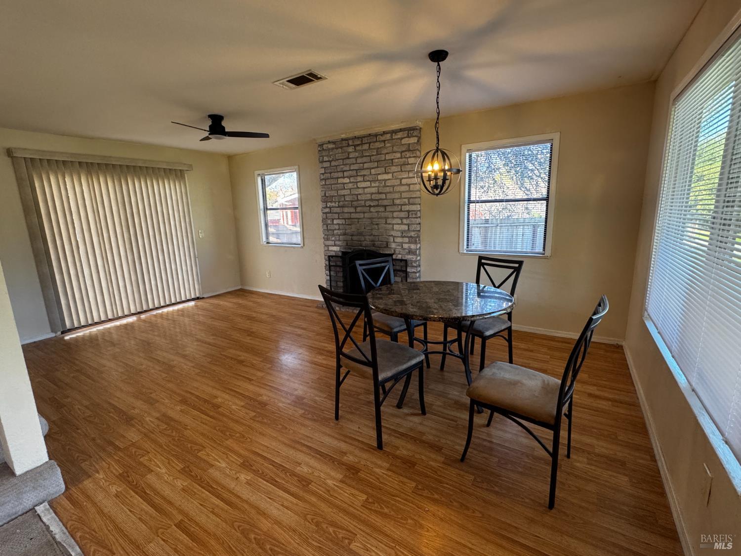 Detail Gallery Image 5 of 21 For 1435 Monterey Dr, Santa Rosa,  CA 95405 - 3 Beds | 2 Baths