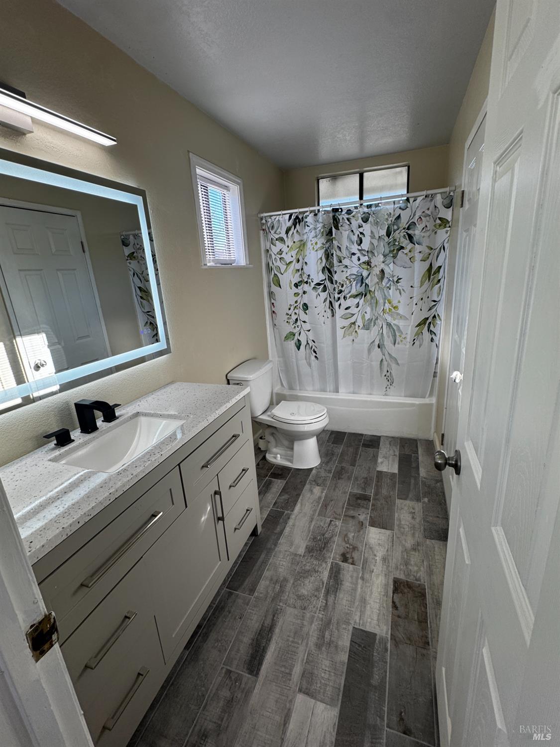 Detail Gallery Image 8 of 21 For 1435 Monterey Dr, Santa Rosa,  CA 95405 - 3 Beds | 2 Baths