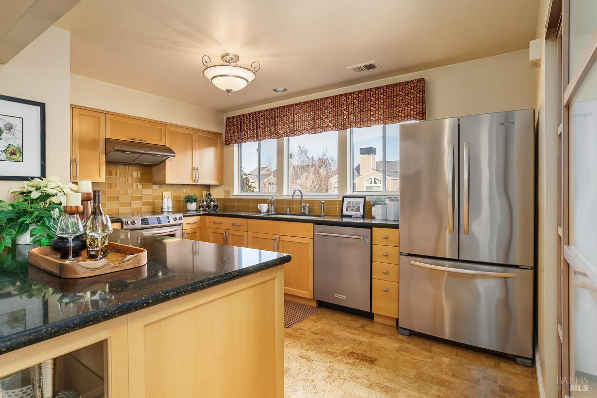 Detail Gallery Image 12 of 30 For 38 Creekside Ct, Corte Madera,  CA 94925 - 2 Beds | 2 Baths