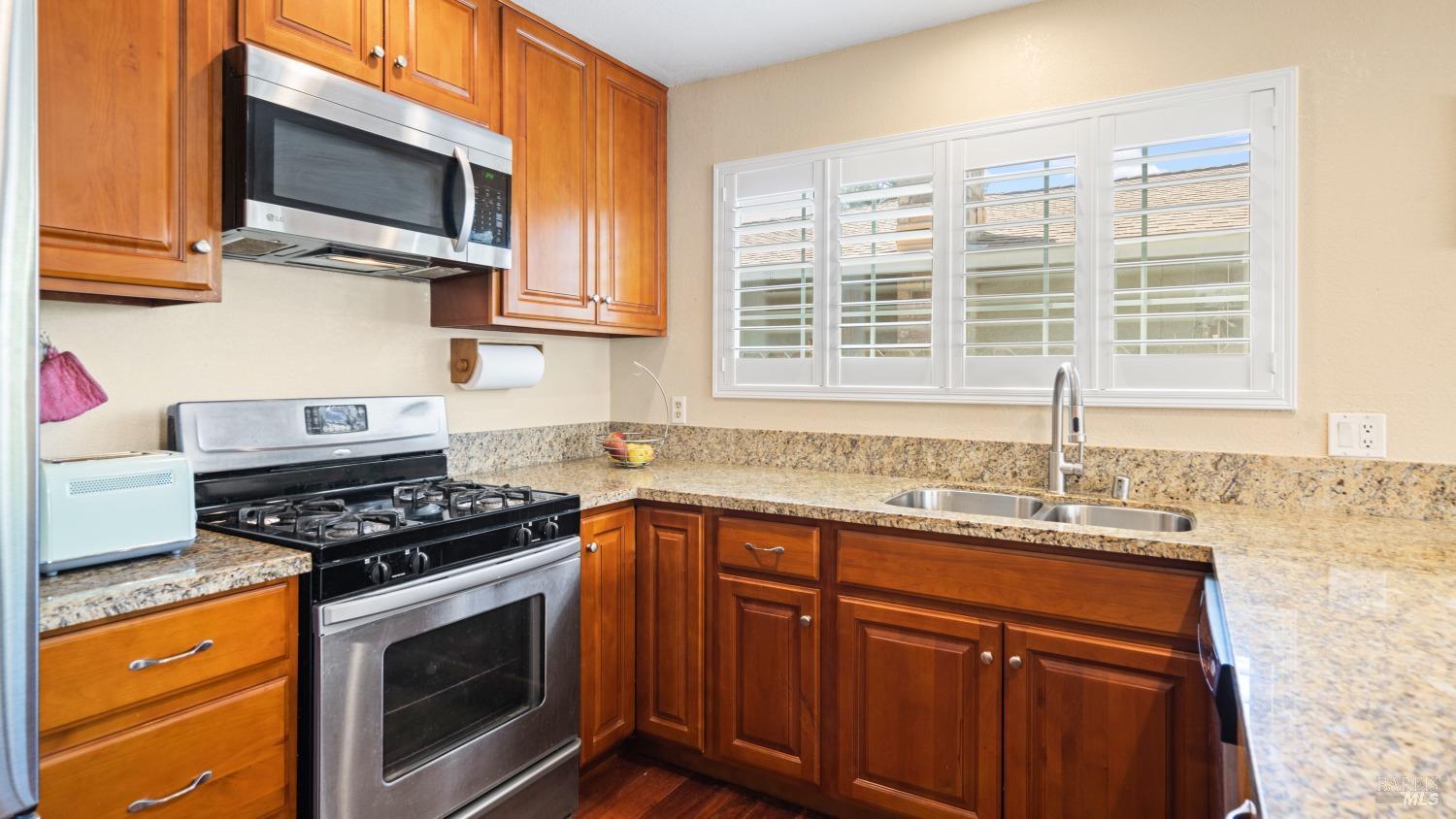 Detail Gallery Image 9 of 36 For 214 Arrowhead Dr, Vacaville,  CA 95687 - 4 Beds | 2 Baths