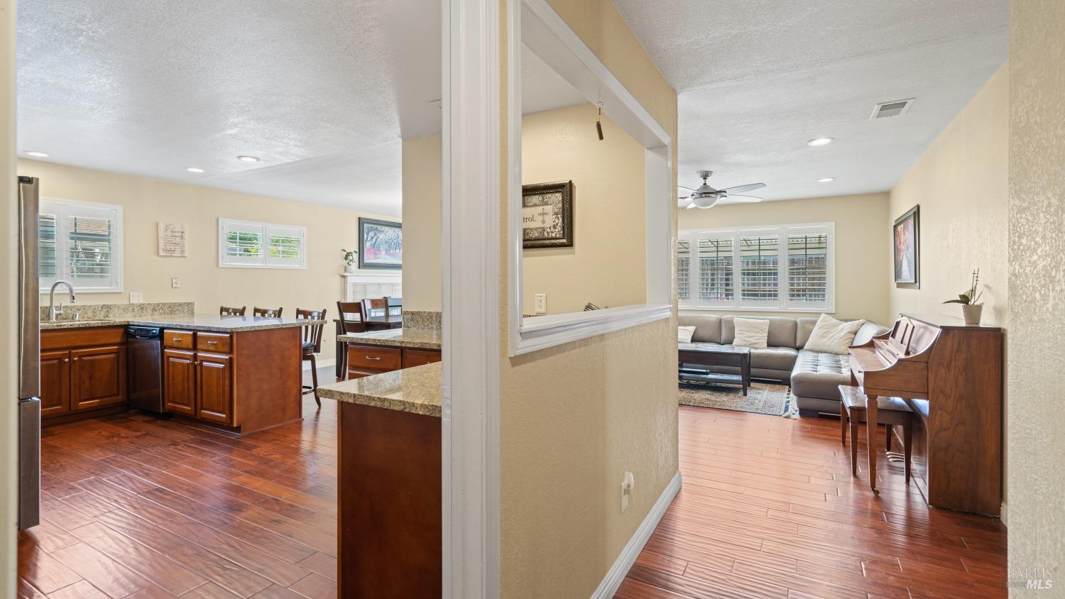 Detail Gallery Image 8 of 36 For 214 Arrowhead Dr, Vacaville,  CA 95687 - 4 Beds | 2 Baths