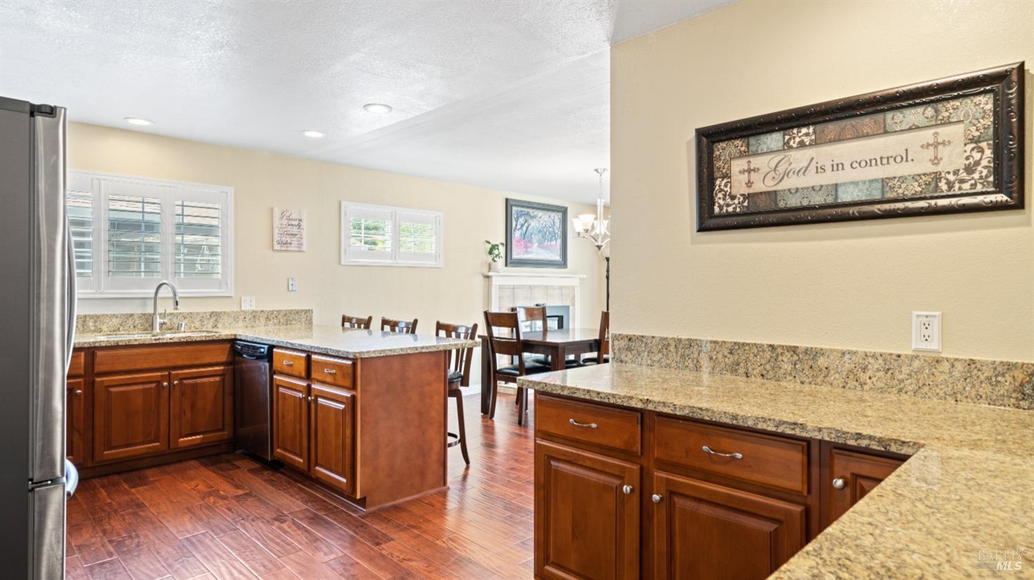 Detail Gallery Image 10 of 36 For 214 Arrowhead Dr, Vacaville,  CA 95687 - 4 Beds | 2 Baths