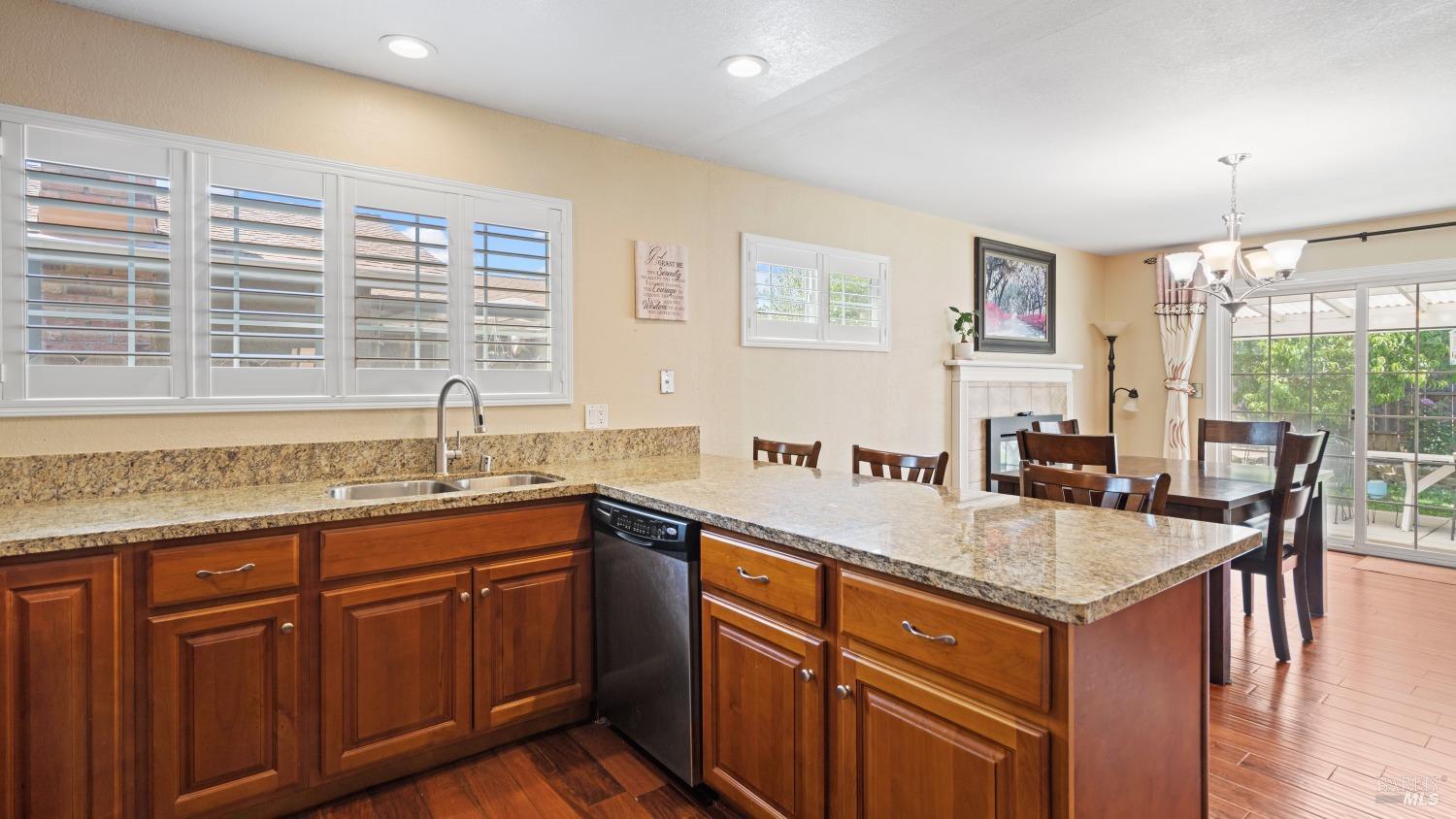 Detail Gallery Image 13 of 36 For 214 Arrowhead Dr, Vacaville,  CA 95687 - 4 Beds | 2 Baths