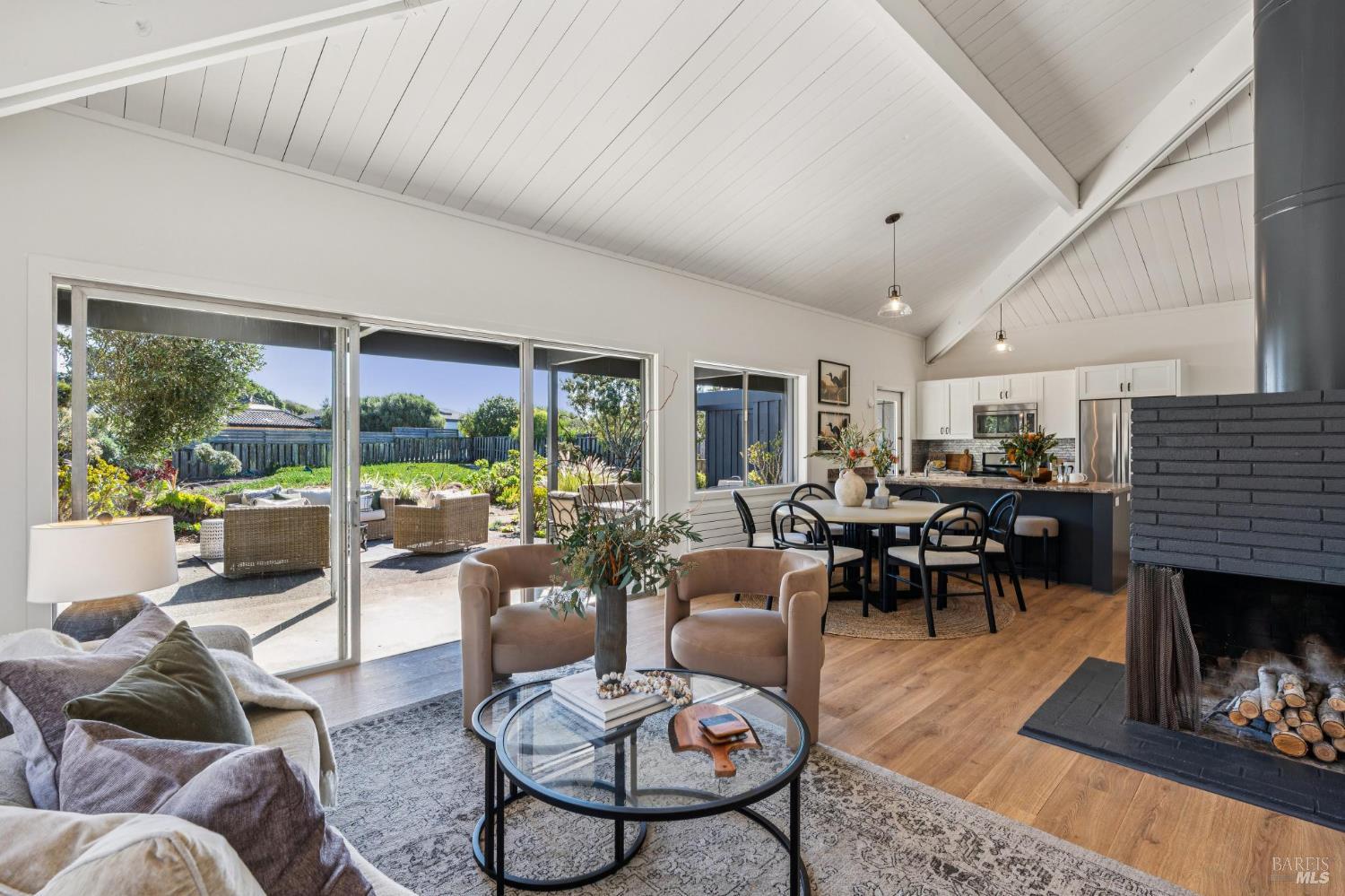 Detail Gallery Image 12 of 30 For 104 Seadrift Rd, Stinson Beach,  CA 94970 - 2 Beds | 2 Baths