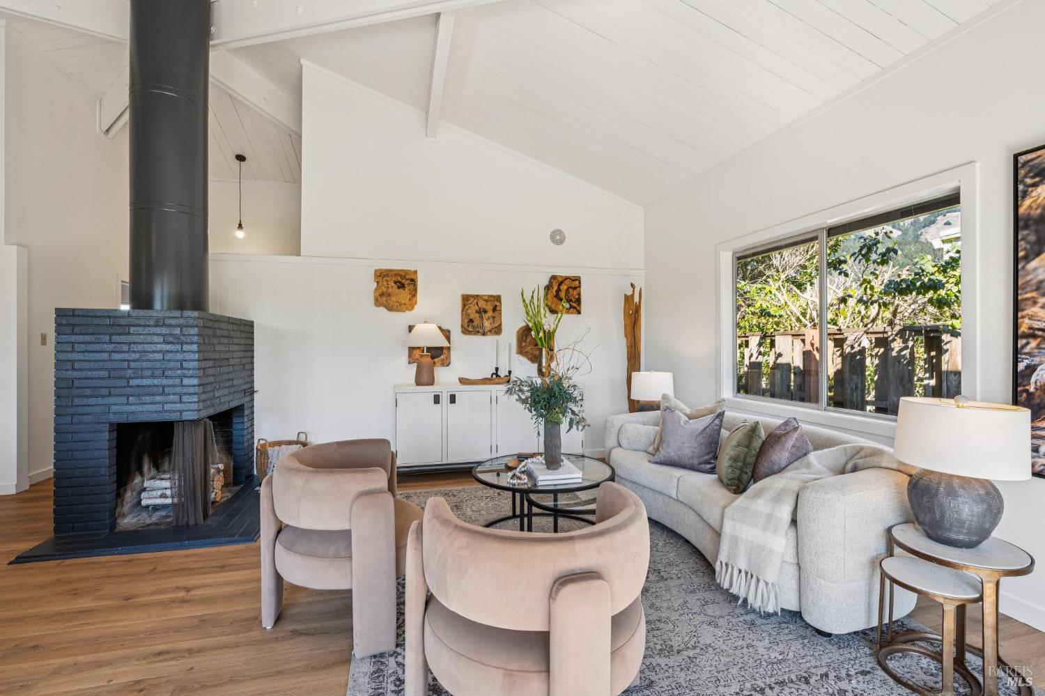 Detail Gallery Image 13 of 30 For 104 Seadrift Rd, Stinson Beach,  CA 94970 - 2 Beds | 2 Baths