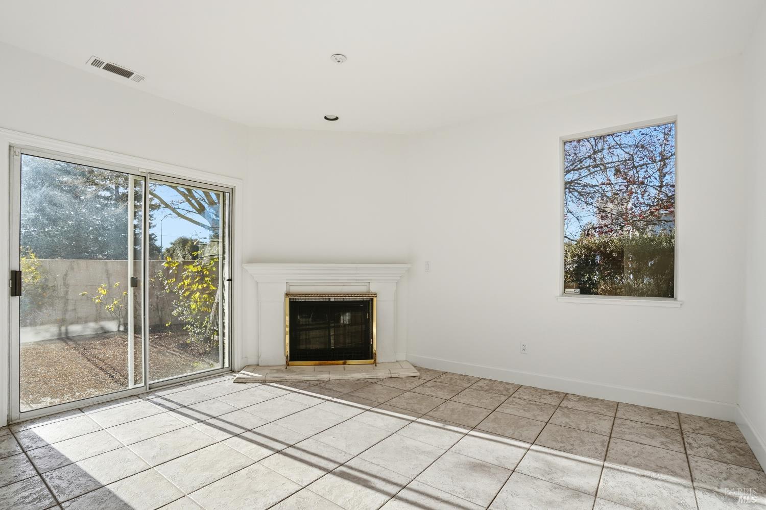 Detail Gallery Image 6 of 32 For 1997 Rainier Cir, Petaluma,  CA 94954 - 3 Beds | 2/1 Baths