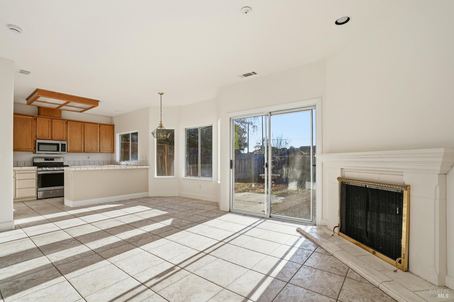 Detail Gallery Image 8 of 32 For 1997 Rainier Cir, Petaluma,  CA 94954 - 3 Beds | 2/1 Baths