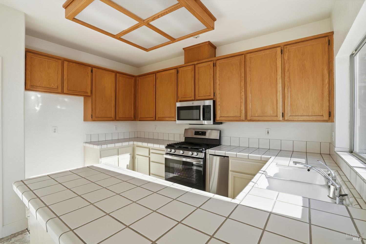 Detail Gallery Image 10 of 32 For 1997 Rainier Cir, Petaluma,  CA 94954 - 3 Beds | 2/1 Baths