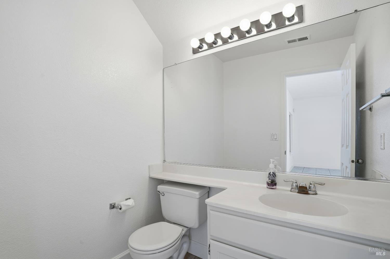 Detail Gallery Image 23 of 32 For 1997 Rainier Cir, Petaluma,  CA 94954 - 3 Beds | 2/1 Baths