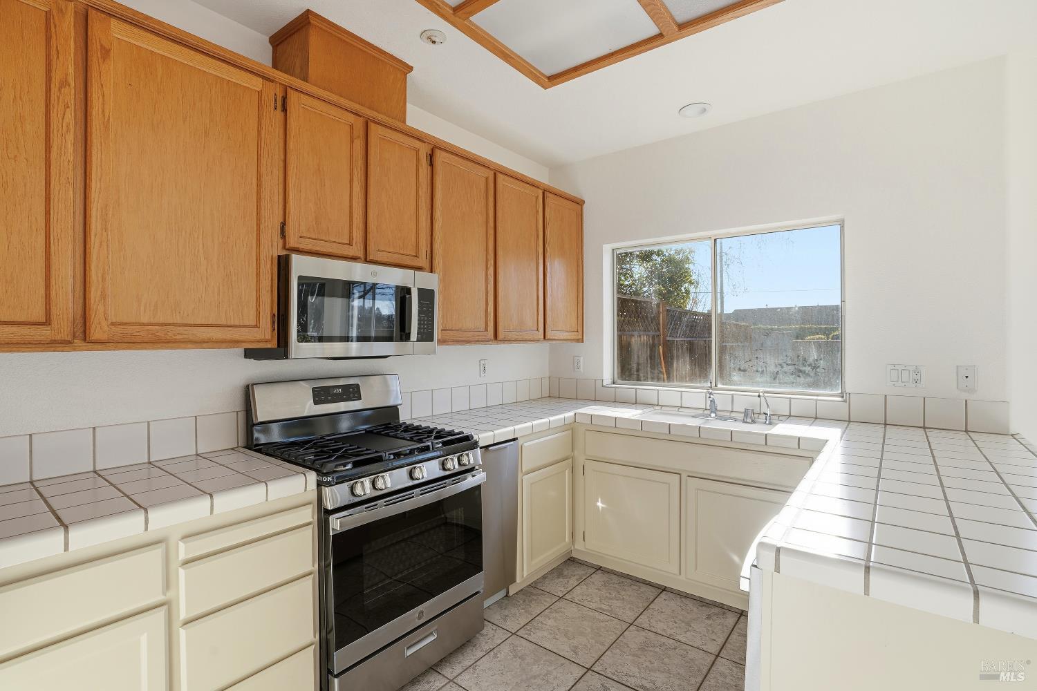 Detail Gallery Image 9 of 32 For 1997 Rainier Cir, Petaluma,  CA 94954 - 3 Beds | 2/1 Baths