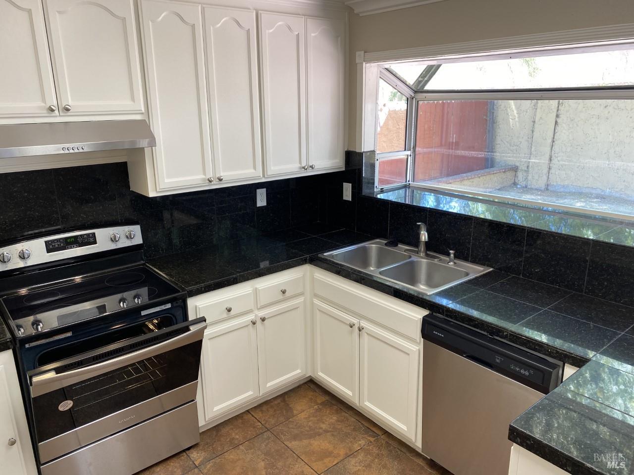 Detail Gallery Image 9 of 27 For 172 W Catamaran Cir, Pittsburg,  CA 94565 - 4 Beds | 2 Baths