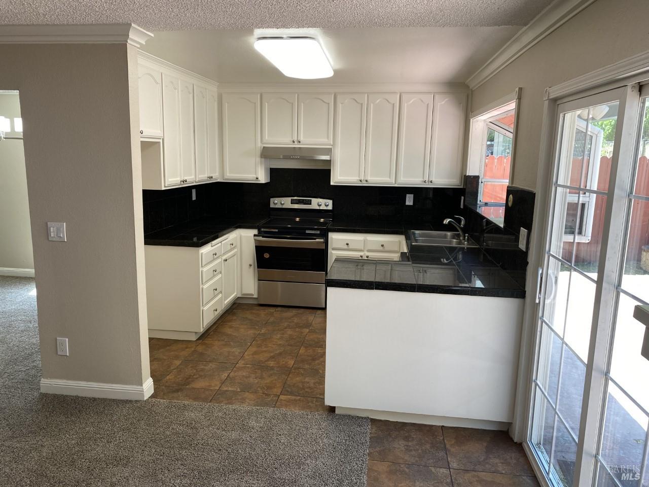 Detail Gallery Image 8 of 27 For 172 W Catamaran Cir, Pittsburg,  CA 94565 - 4 Beds | 2 Baths