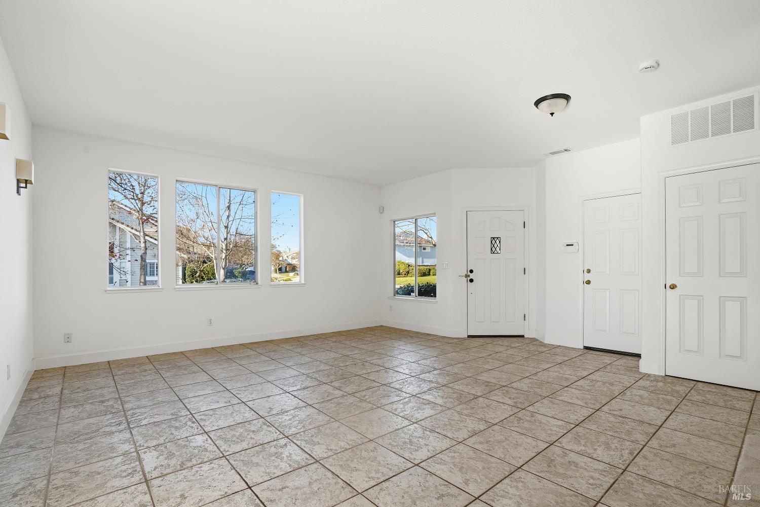 Detail Gallery Image 4 of 32 For 1997 Rainier Cir, Petaluma,  CA 94954 - 3 Beds | 2/1 Baths