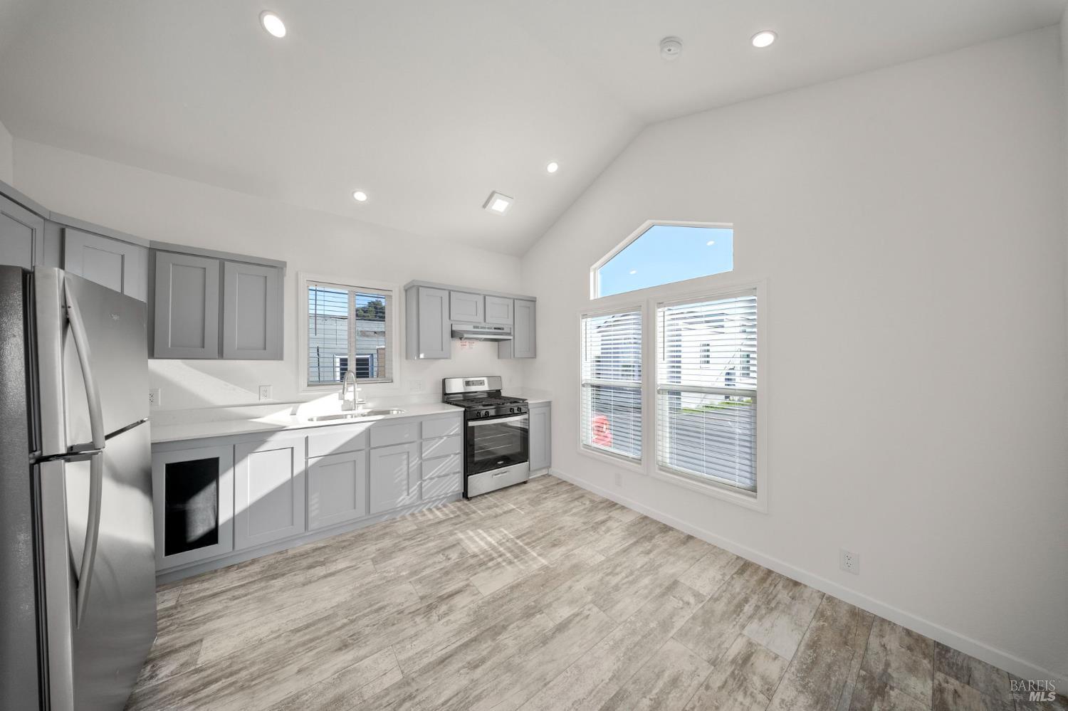 Detail Gallery Image 3 of 15 For 742 Francisco Blvd B22, San Rafael,  CA 94901 - 1 Beds | 1 Baths