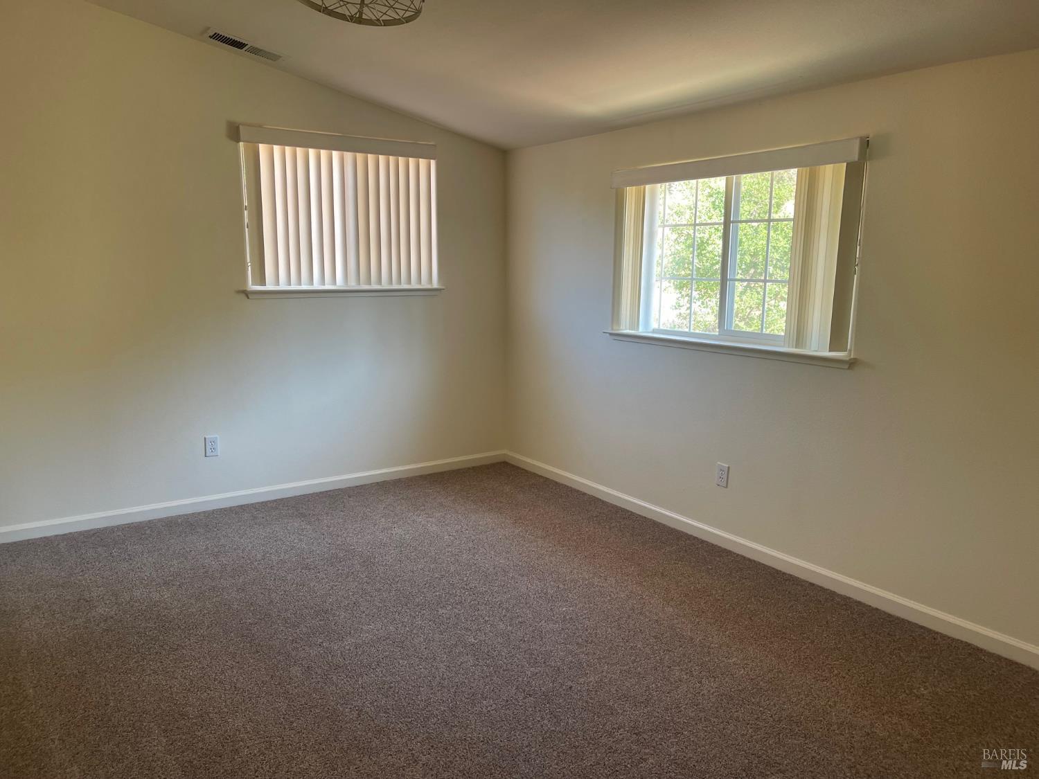 Detail Gallery Image 4 of 22 For 308 Toscana Cir, Cloverdale,  CA 95425 - 5 Beds | 4 Baths