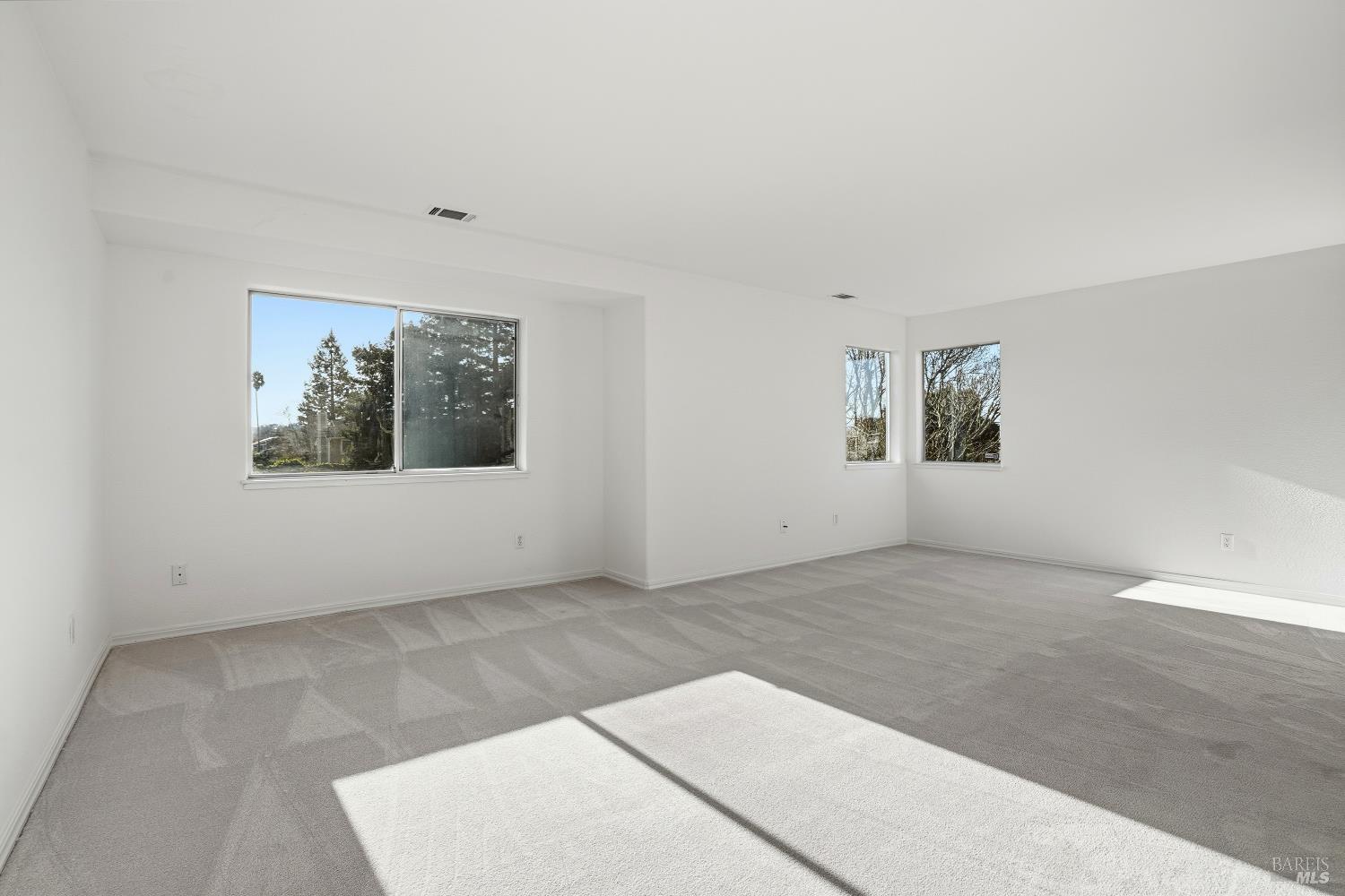 Detail Gallery Image 15 of 32 For 1997 Rainier Cir, Petaluma,  CA 94954 - 3 Beds | 2/1 Baths