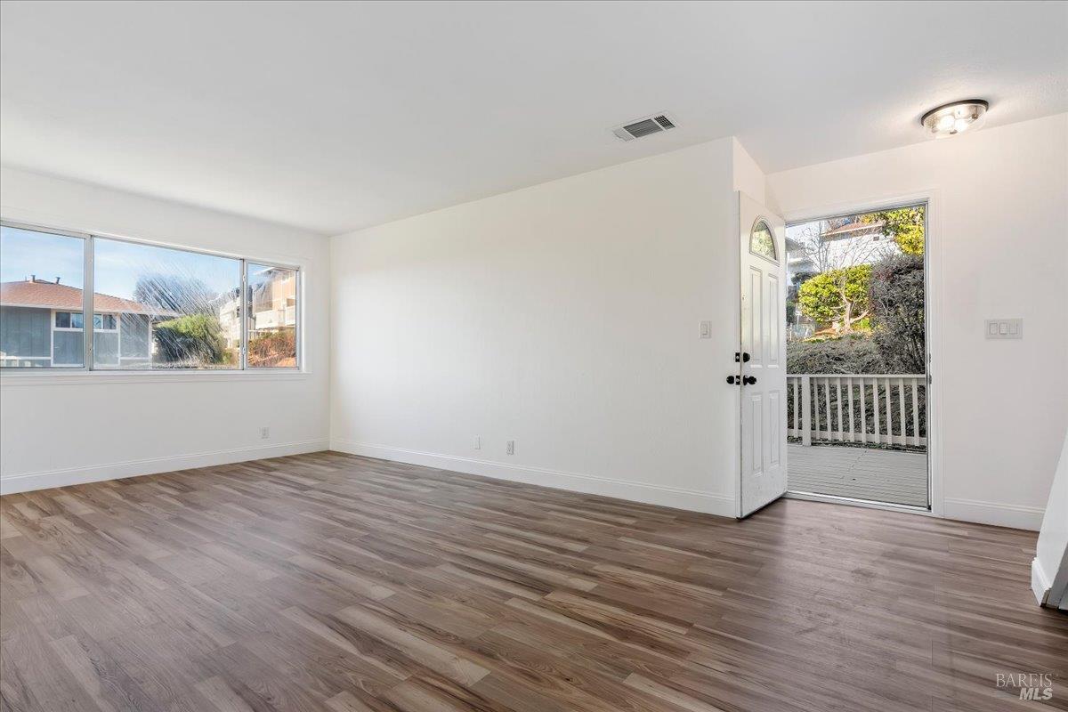 Detail Gallery Image 6 of 30 For 100 Sunset Cir #68,  Benicia,  CA 94510 - 3 Beds | 1/1 Baths