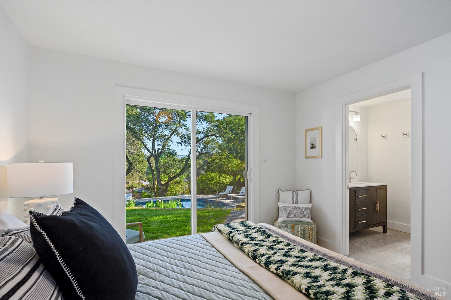 Detail Gallery Image 18 of 42 For 716 University St, Healdsburg,  CA 95448 - 4 Beds | 2/1 Baths