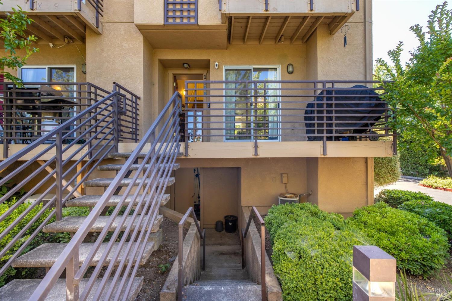 Detail Gallery Image 2 of 22 For 1198 Pear Tree Ln, Napa,  CA 94558 - 2 Beds | 2/1 Baths