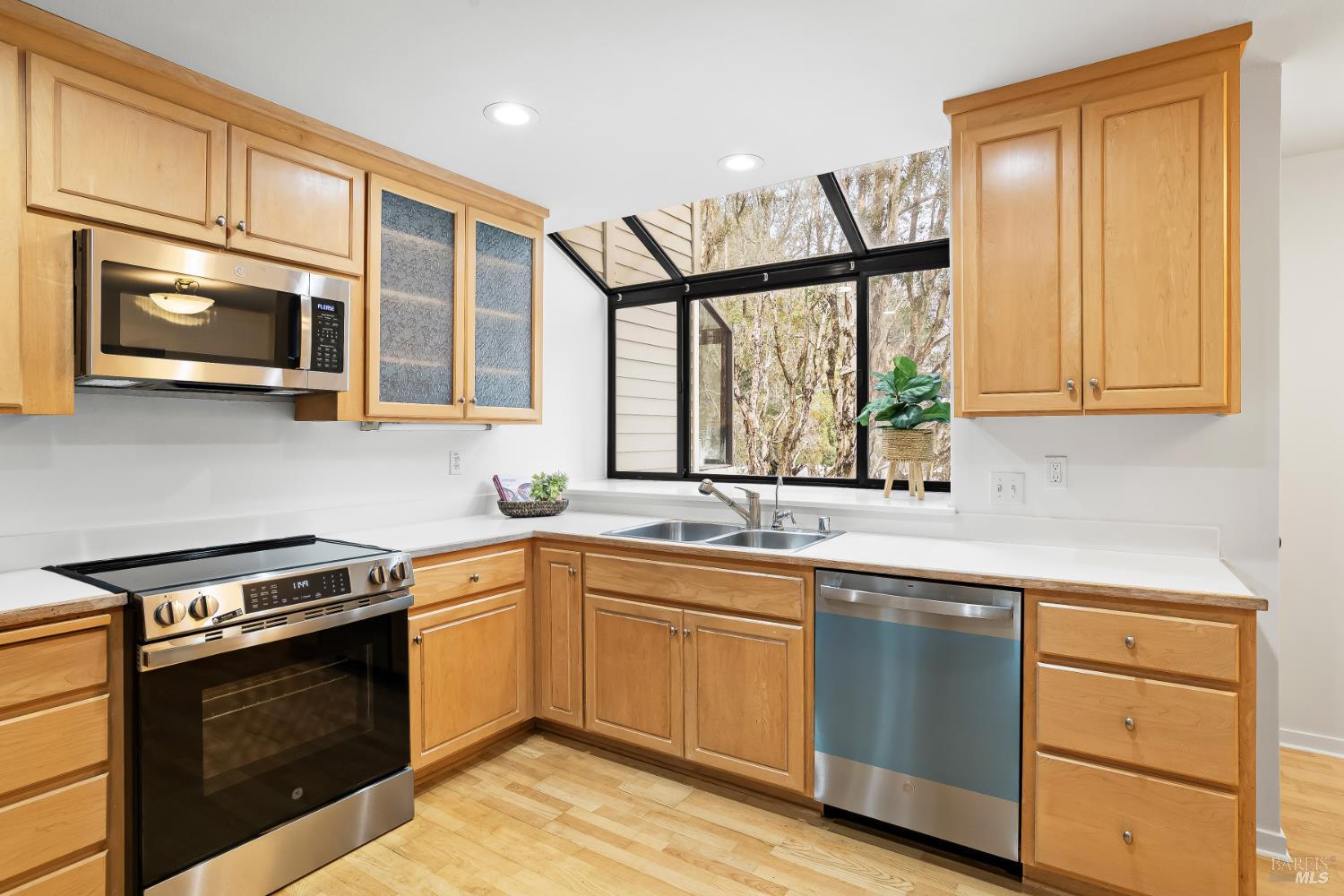 Detail Gallery Image 2 of 33 For 36 Eucalyptus Knoll St, Mill Valley,  CA 94941 - 2 Beds | 2/1 Baths