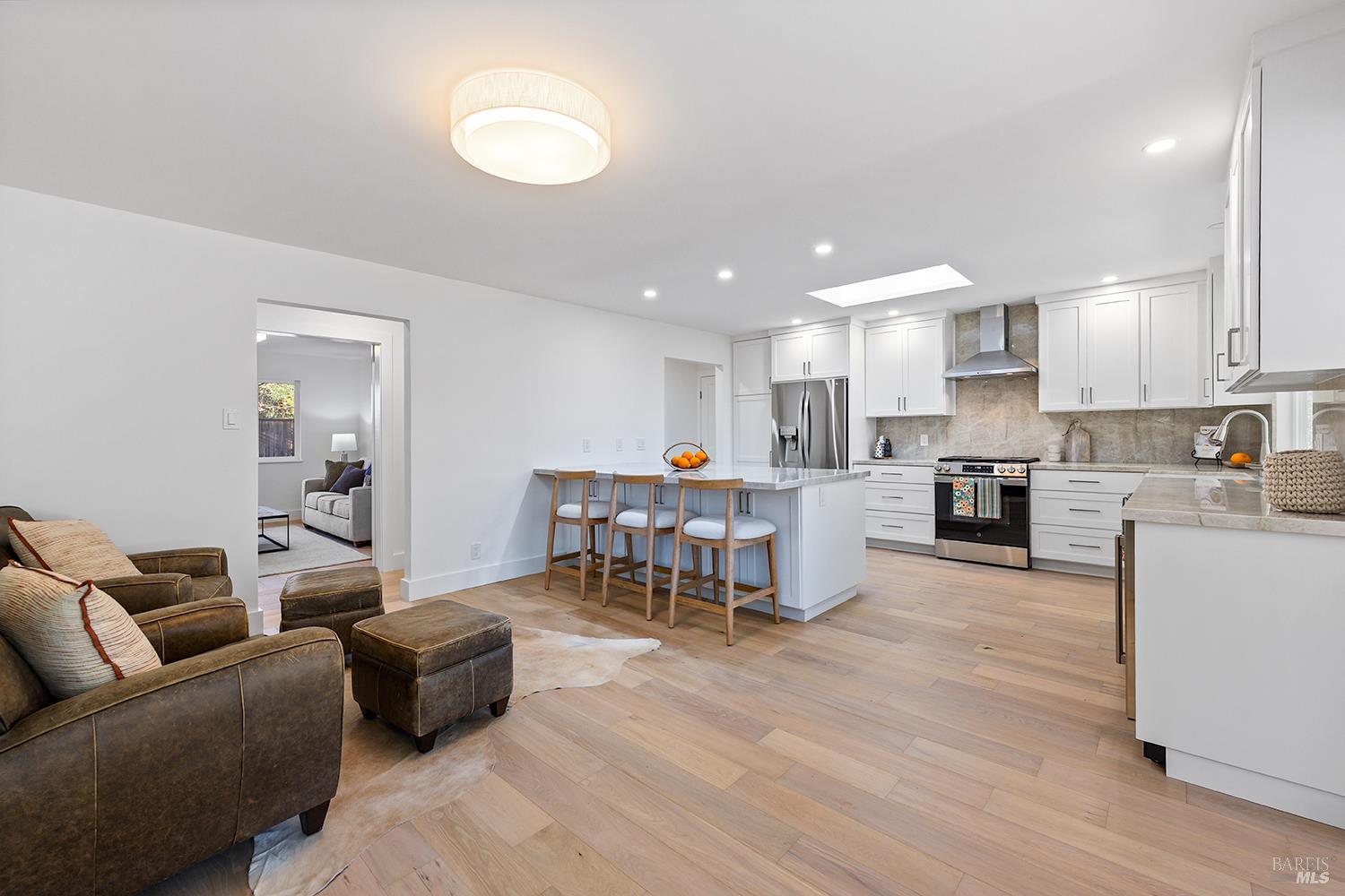 Detail Gallery Image 12 of 42 For 716 University St, Healdsburg,  CA 95448 - 4 Beds | 2/1 Baths