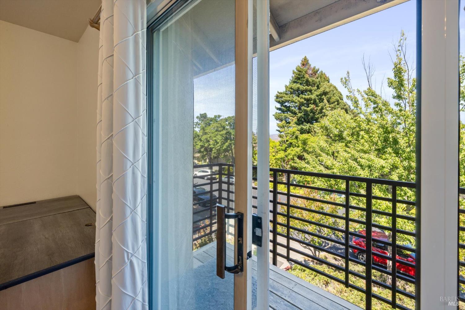 Detail Gallery Image 16 of 22 For 1198 Pear Tree Ln, Napa,  CA 94558 - 2 Beds | 2/1 Baths