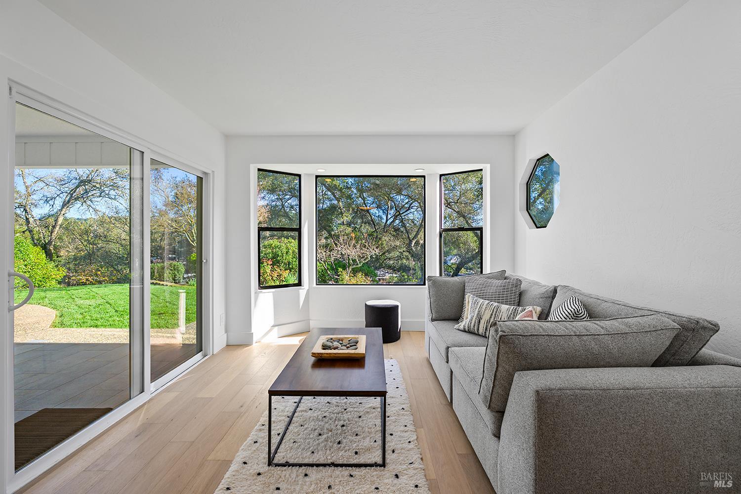 Detail Gallery Image 14 of 42 For 716 University St, Healdsburg,  CA 95448 - 4 Beds | 2/1 Baths