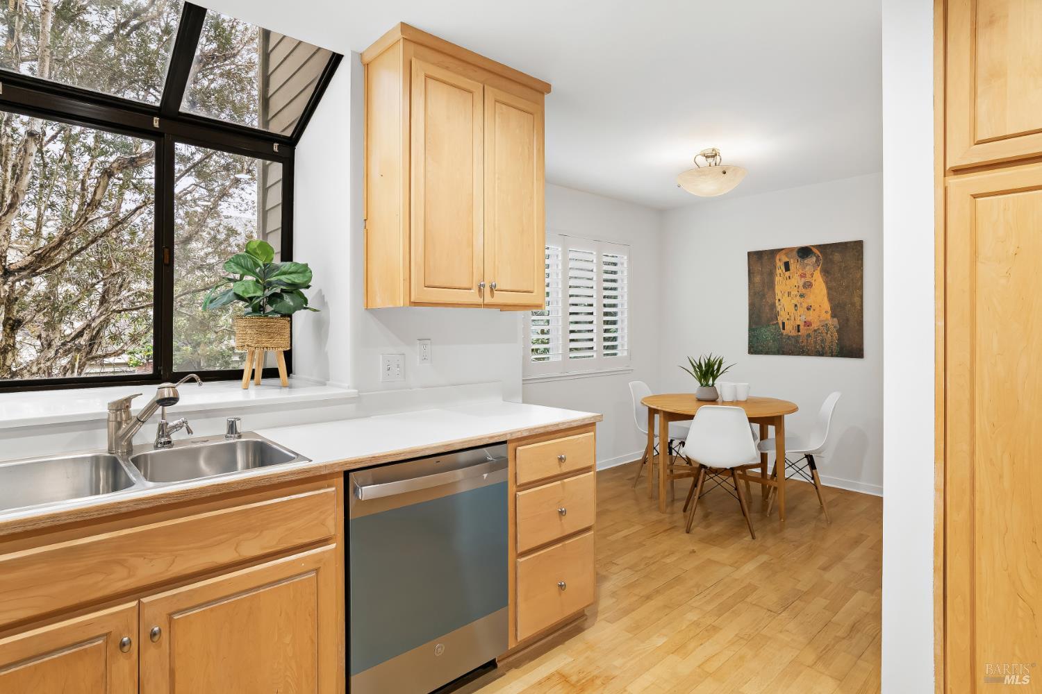 Detail Gallery Image 3 of 33 For 36 Eucalyptus Knoll St, Mill Valley,  CA 94941 - 2 Beds | 2/1 Baths