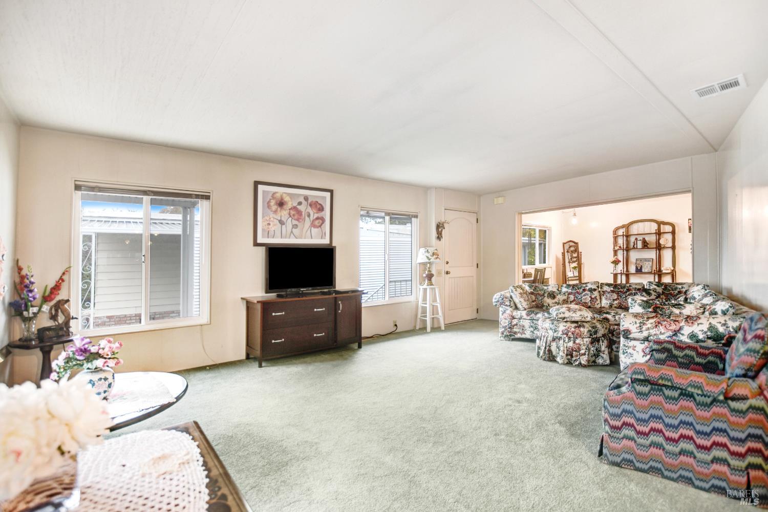 Detail Gallery Image 4 of 23 For 40 Westgate Cir, Santa Rosa,  CA 95401 - 2 Beds | 2 Baths