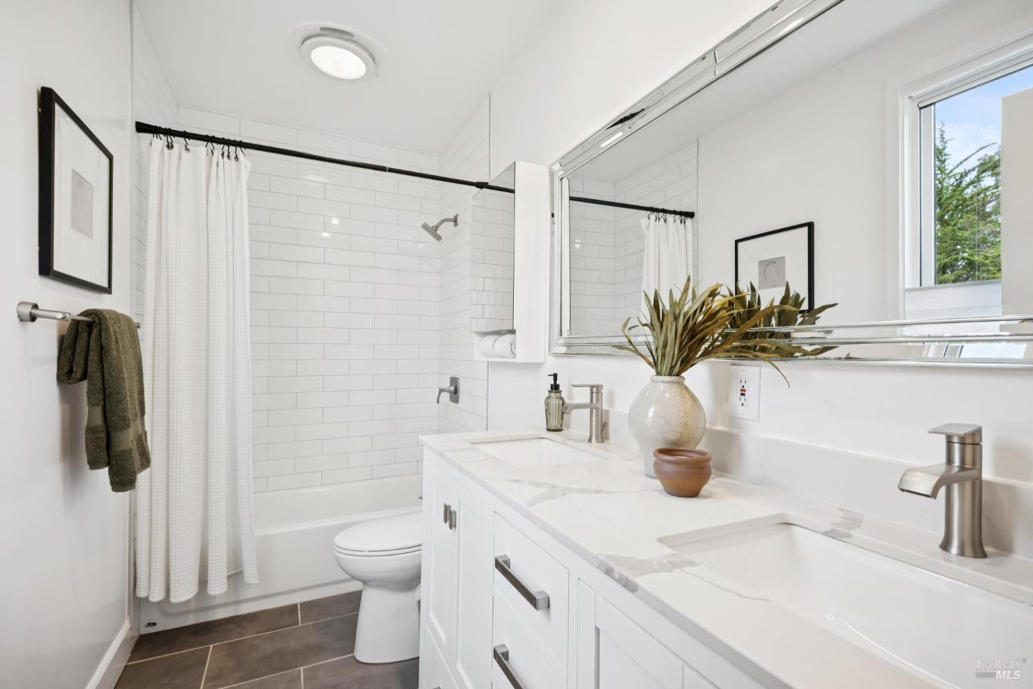 Detail Gallery Image 20 of 44 For 33 Montecito Ave, Corte Madera,  CA 94925 - 3 Beds | 2/1 Baths