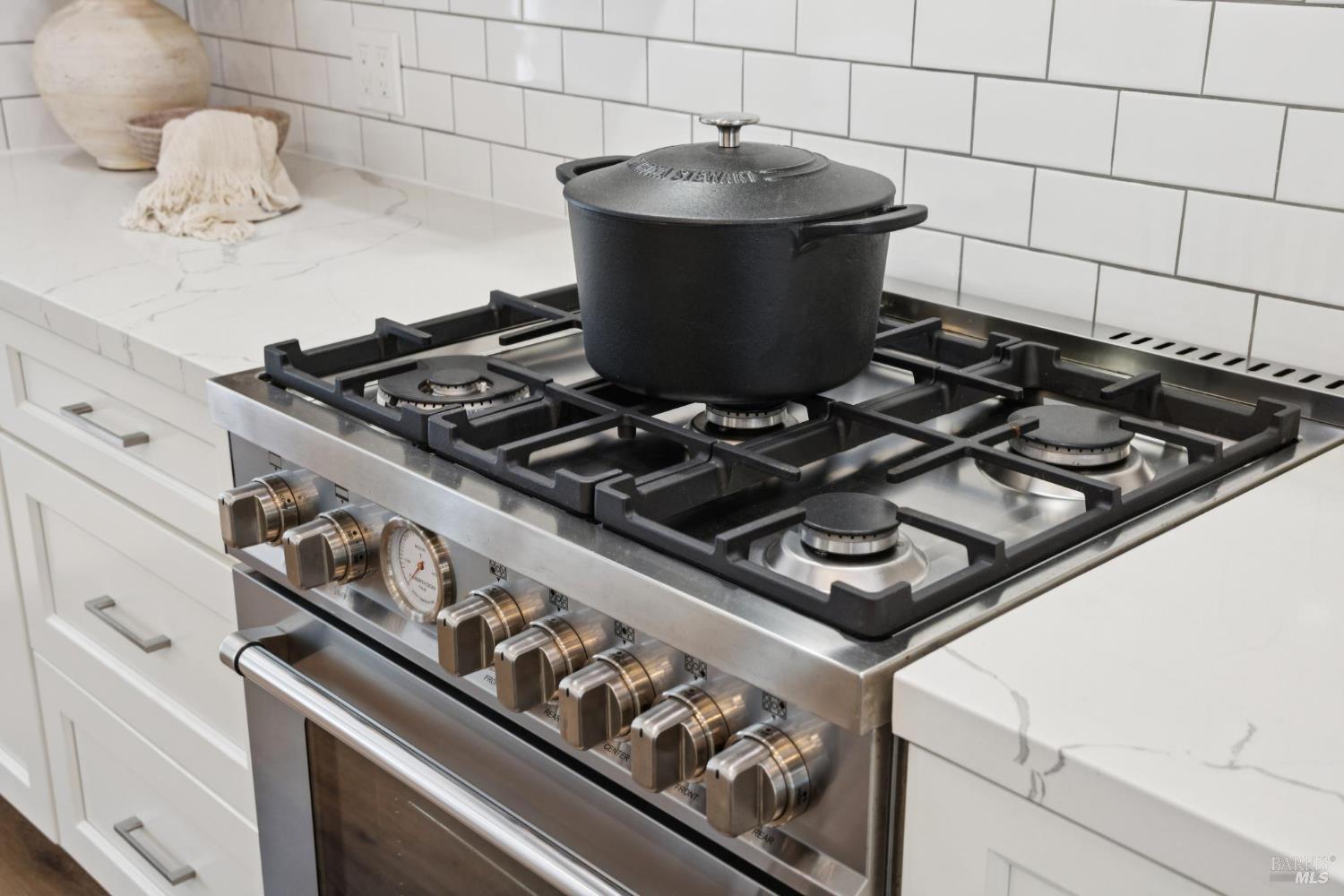 Detail Gallery Image 10 of 44 For 33 Montecito Ave, Corte Madera,  CA 94925 - 3 Beds | 2/1 Baths