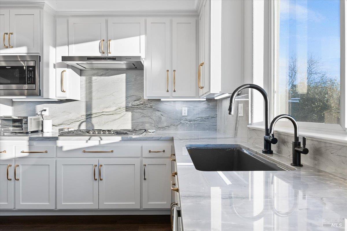 Detail Gallery Image 14 of 61 For 5866 Sailing Hawk Ave, Santa Rosa,  CA 95409 - 4 Beds | 4/1 Baths