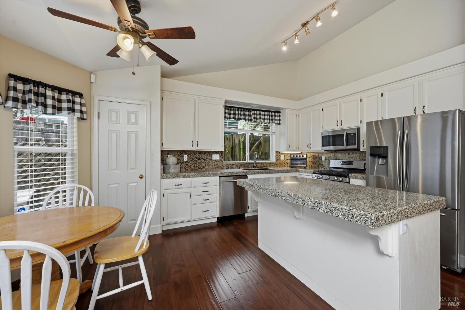 Detail Gallery Image 8 of 25 For 281 Michael Dr, Santa Rosa,  CA 95401 - 3 Beds | 2 Baths