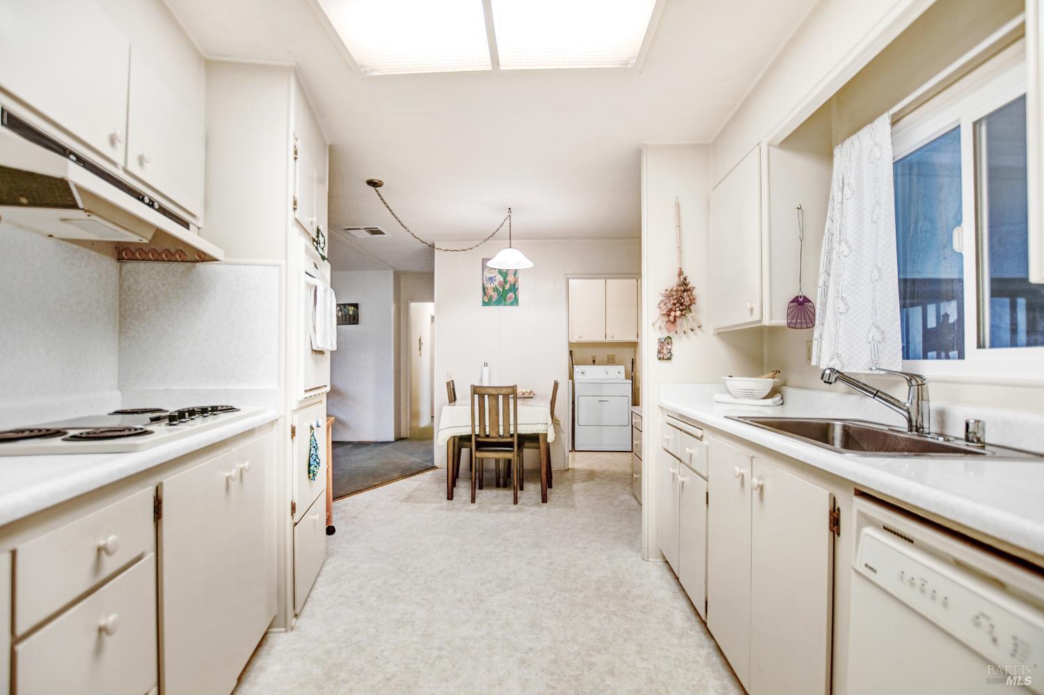 Detail Gallery Image 7 of 23 For 40 Westgate Cir, Santa Rosa,  CA 95401 - 2 Beds | 2 Baths