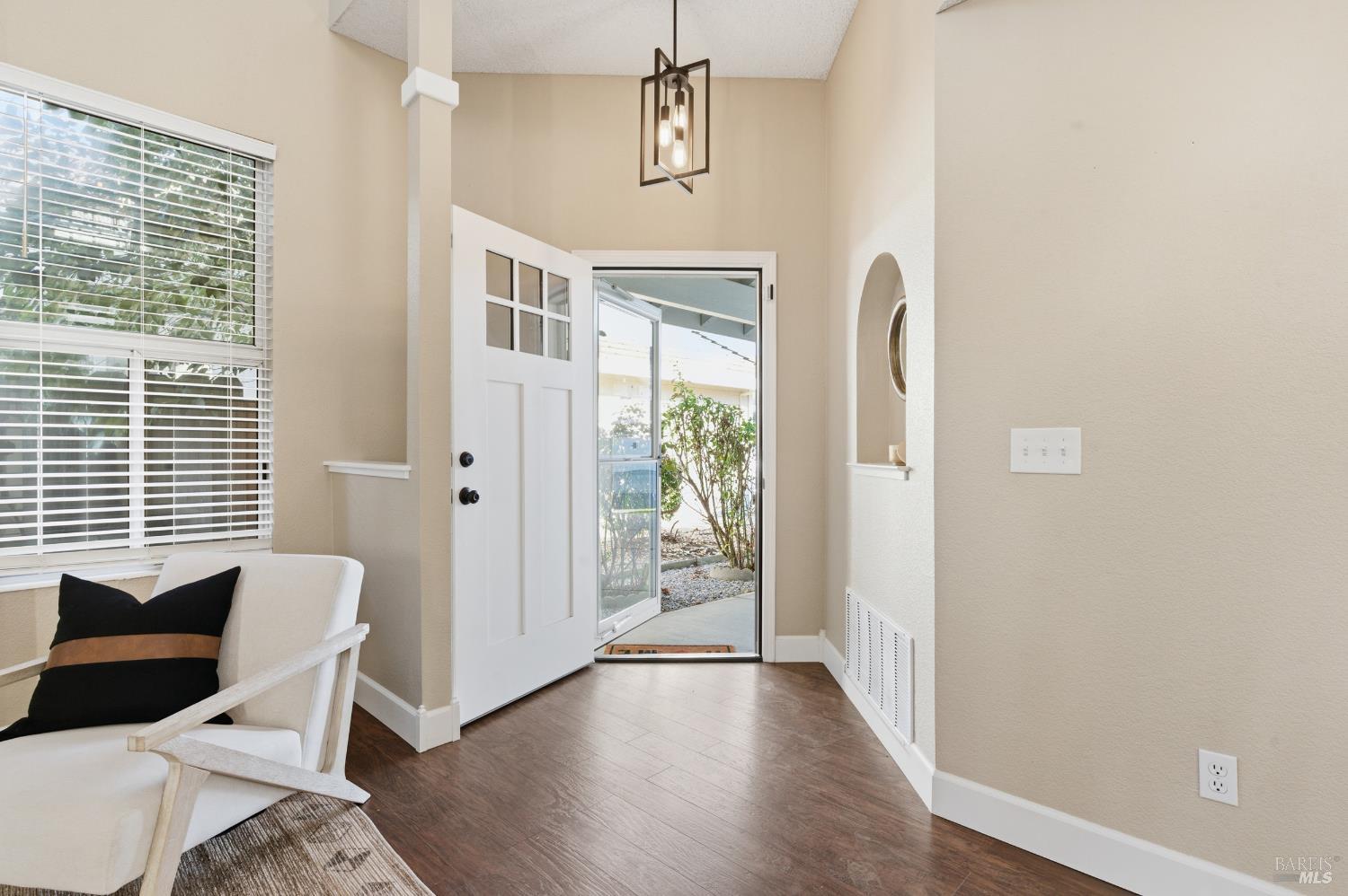 Detail Gallery Image 4 of 56 For 115 American Way, Vacaville,  CA 95687 - 3 Beds | 2/1 Baths