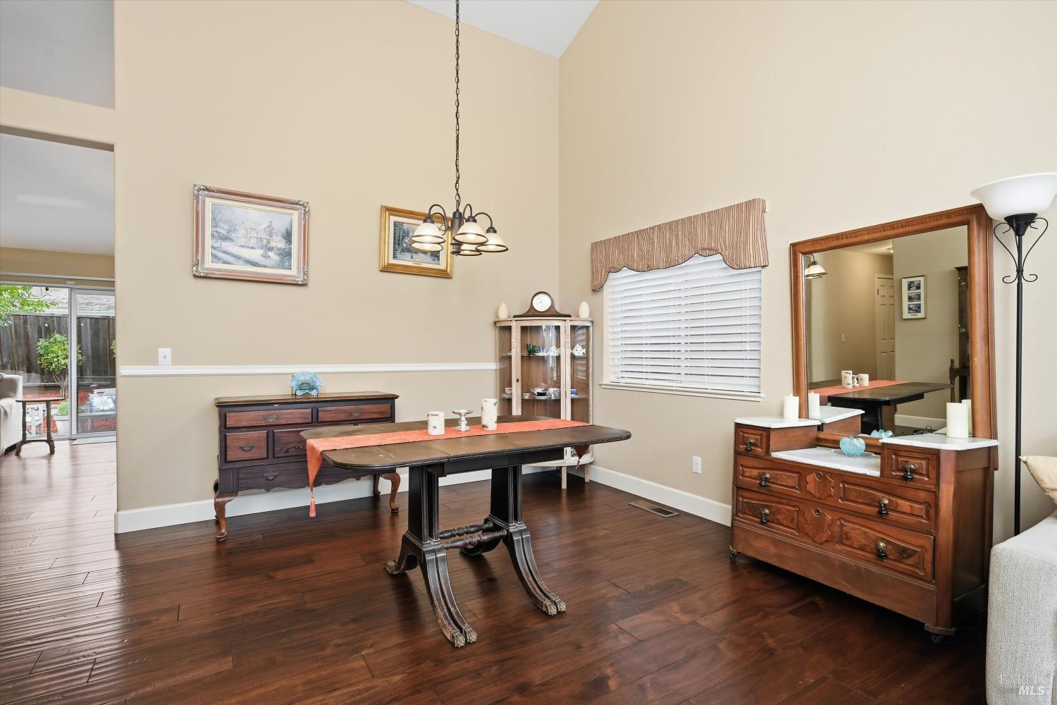 Detail Gallery Image 6 of 25 For 281 Michael Dr, Santa Rosa,  CA 95401 - 3 Beds | 2 Baths
