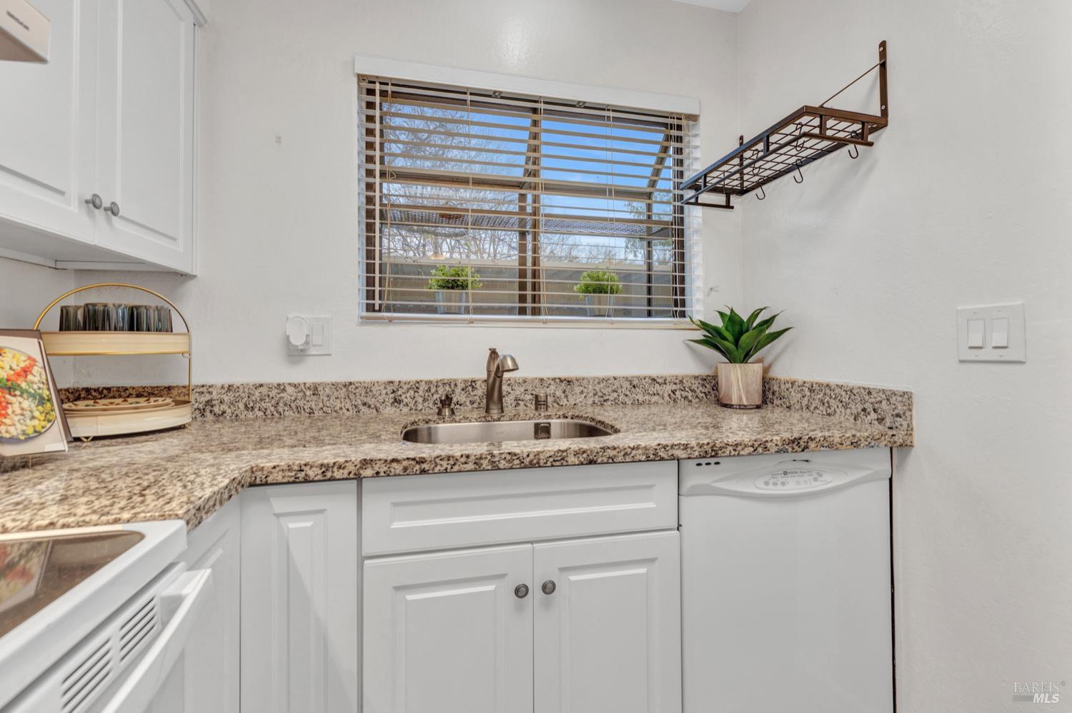 Detail Gallery Image 4 of 21 For 900 Southampton Rd #110,  Benicia,  CA 94510 - 2 Beds | 1/1 Baths
