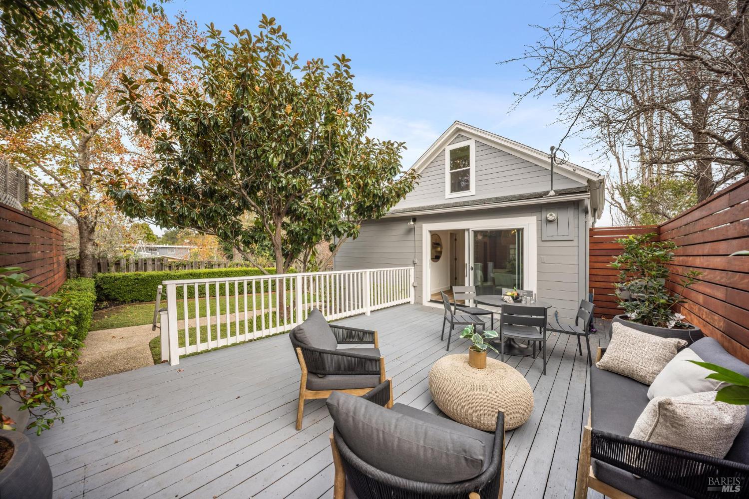 Detail Gallery Image 14 of 44 For 33 Montecito Ave, Corte Madera,  CA 94925 - 3 Beds | 2/1 Baths