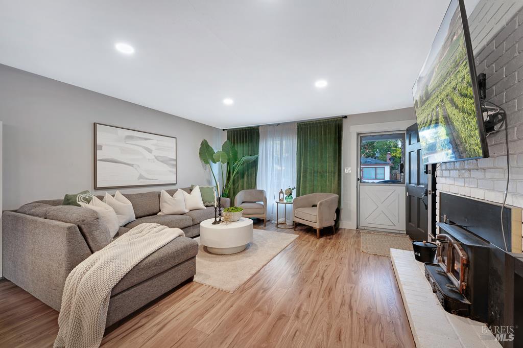 Detail Gallery Image 2 of 29 For 1833 Janero Dr, Santa Rosa,  CA 95407 - 3 Beds | 1/1 Baths