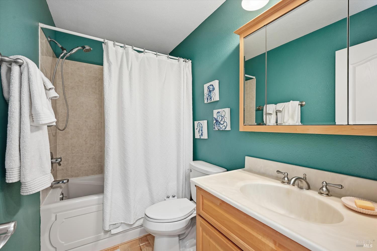 Detail Gallery Image 23 of 43 For 18701 Glenwood Rd, Hidden Valley Lake,  CA 95467 - 3 Beds | 3 Baths