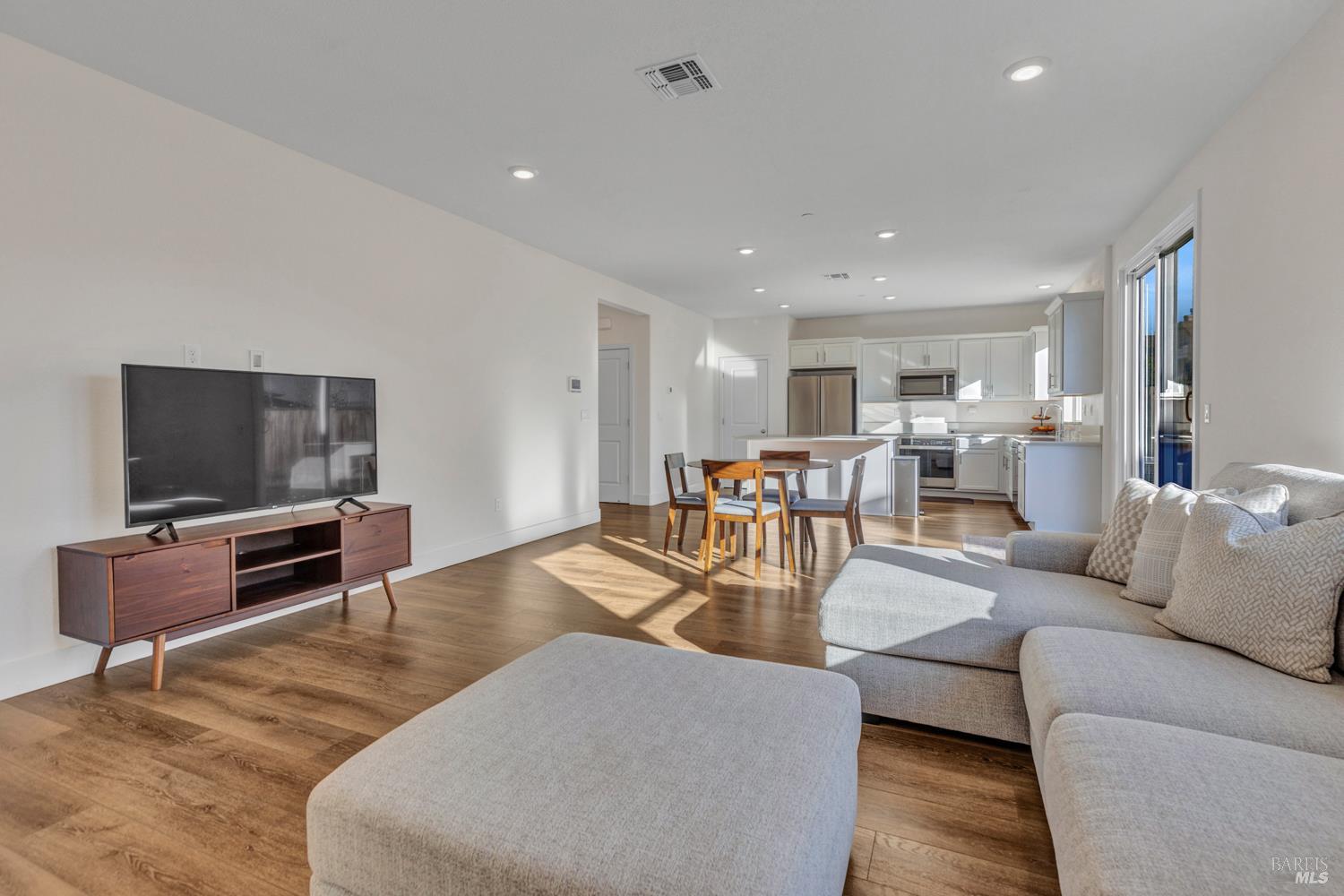 Detail Gallery Image 6 of 21 For 153 Frontier St, American Canyon,  CA 94503 - 4 Beds | 3 Baths