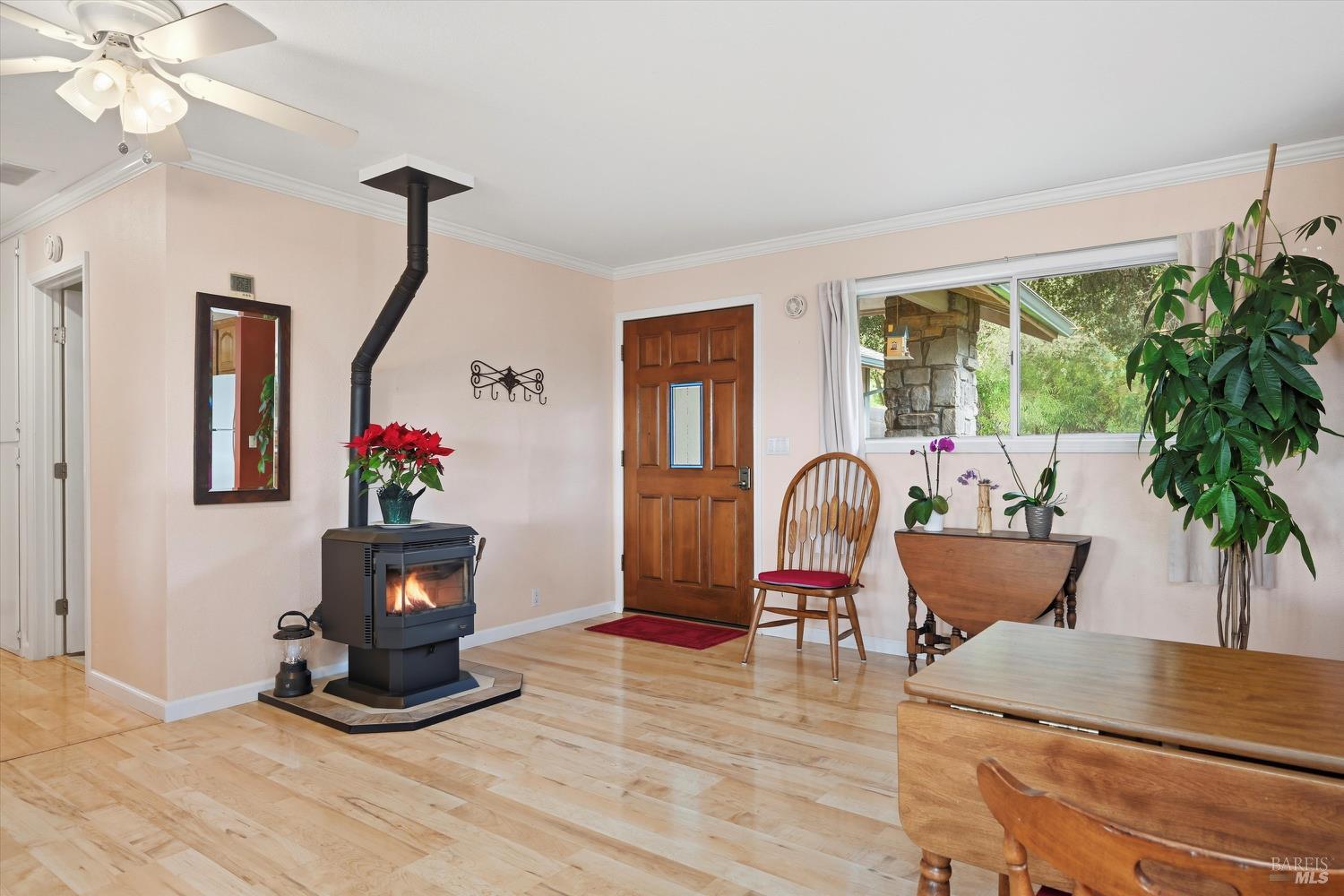 Detail Gallery Image 3 of 43 For 18701 Glenwood Rd, Hidden Valley Lake,  CA 95467 - 3 Beds | 3 Baths