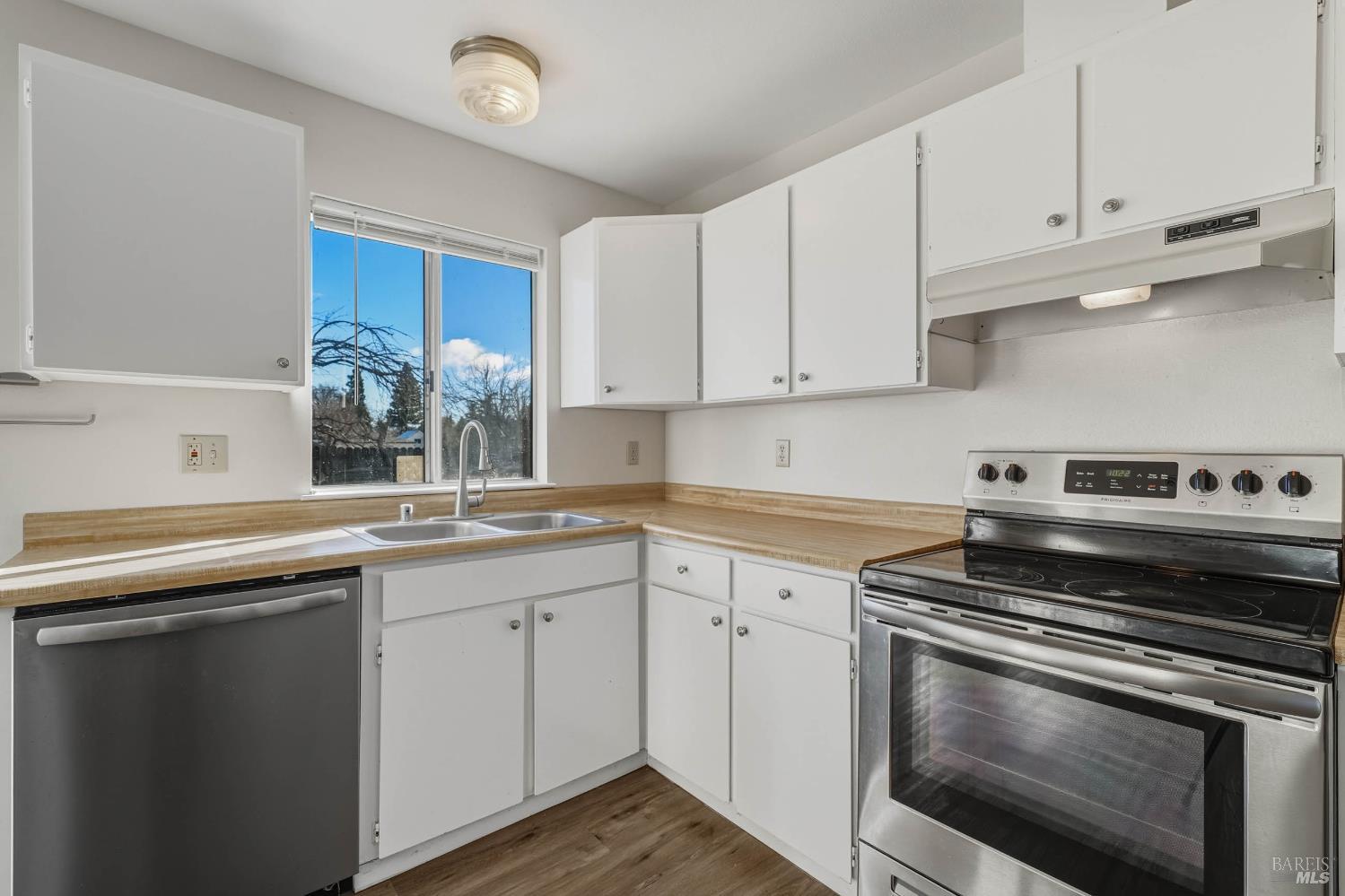 Detail Gallery Image 3 of 49 For 9730 Lake St, Lower Lake,  CA 95457 - 3 Beds | 2 Baths