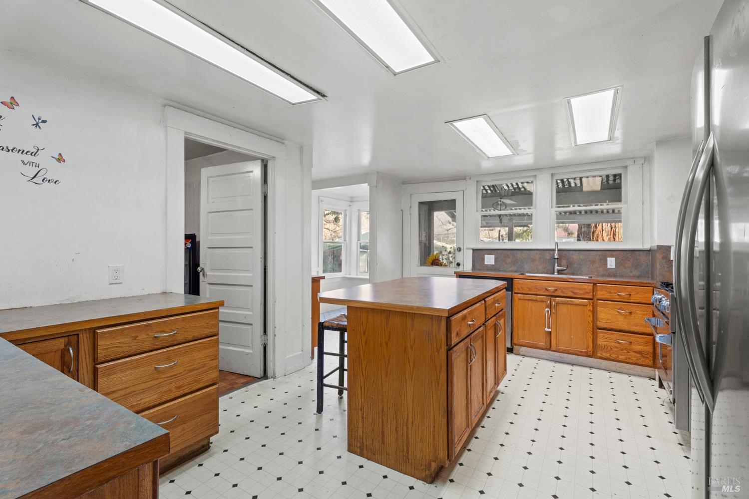 Detail Gallery Image 6 of 38 For 630 2nd St, Upper Lake,  CA 95485 - 7 Beds | 6 Baths