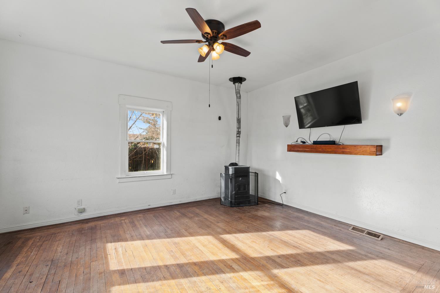 Detail Gallery Image 5 of 39 For 630 2nd St, Upper Lake,  CA 95485 - 7 Beds | 6 Baths